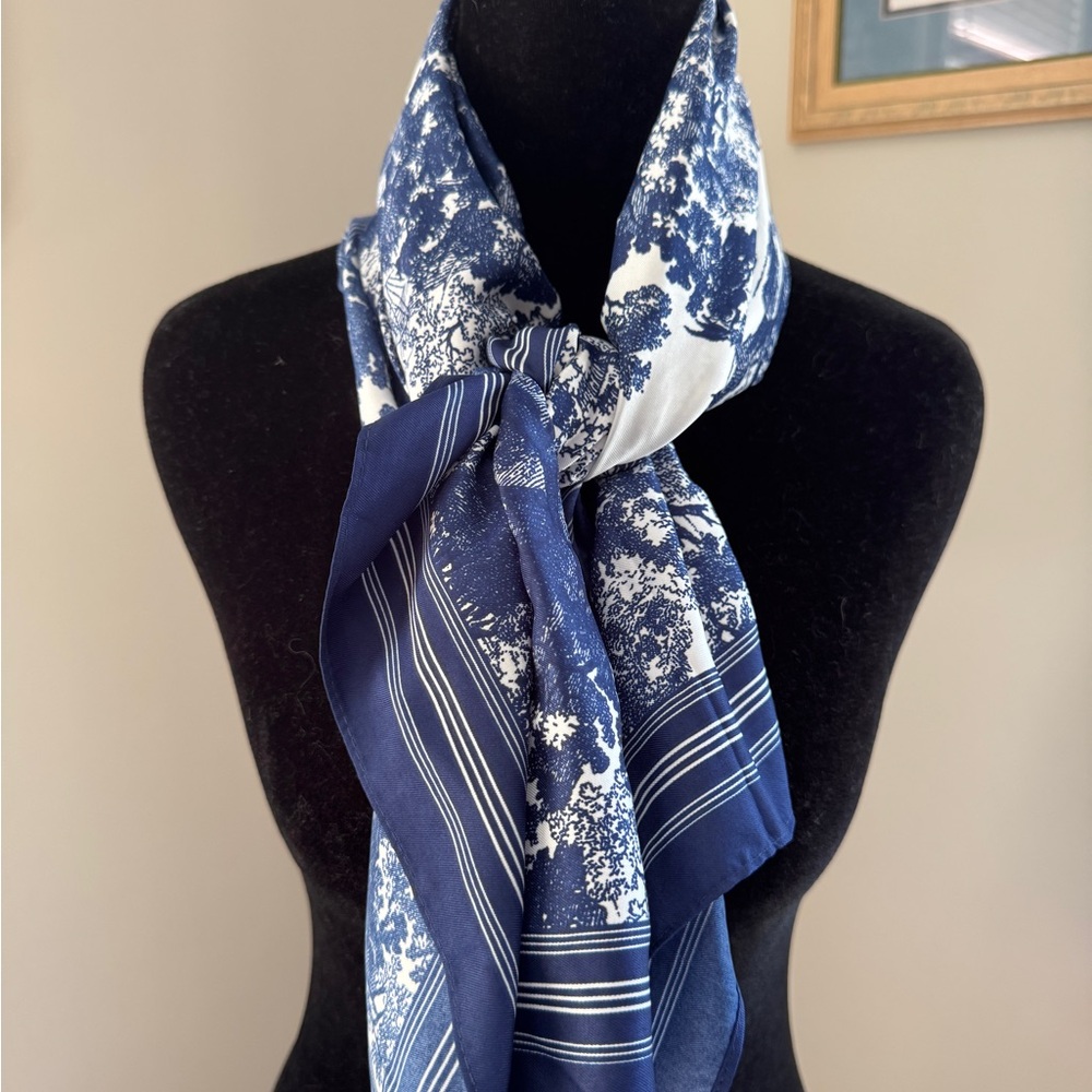 NEW Elegant Chic & CLASSIC Blue & White Scarf Animal Jungle print 34 X 34”